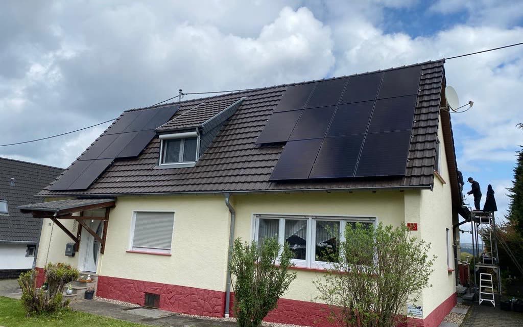 Einfamilienhaus mit Gaube, Photovoltaikmodule auf zwei Dachflächen