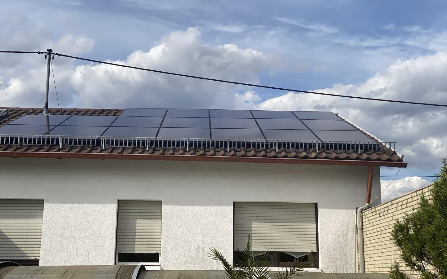 Durchgehende Reihe Photovoltaikmodule auf einem flach geneigten Dach