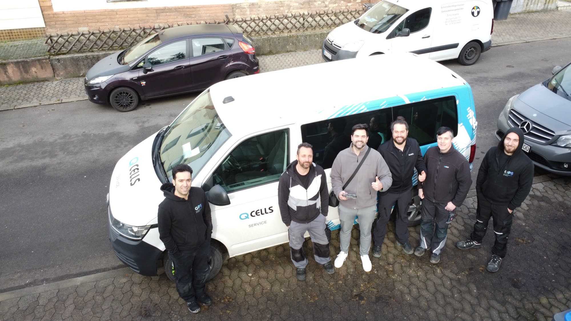 Das Montageteam der Voltasun GmbH vor dem Servicefahrzeug